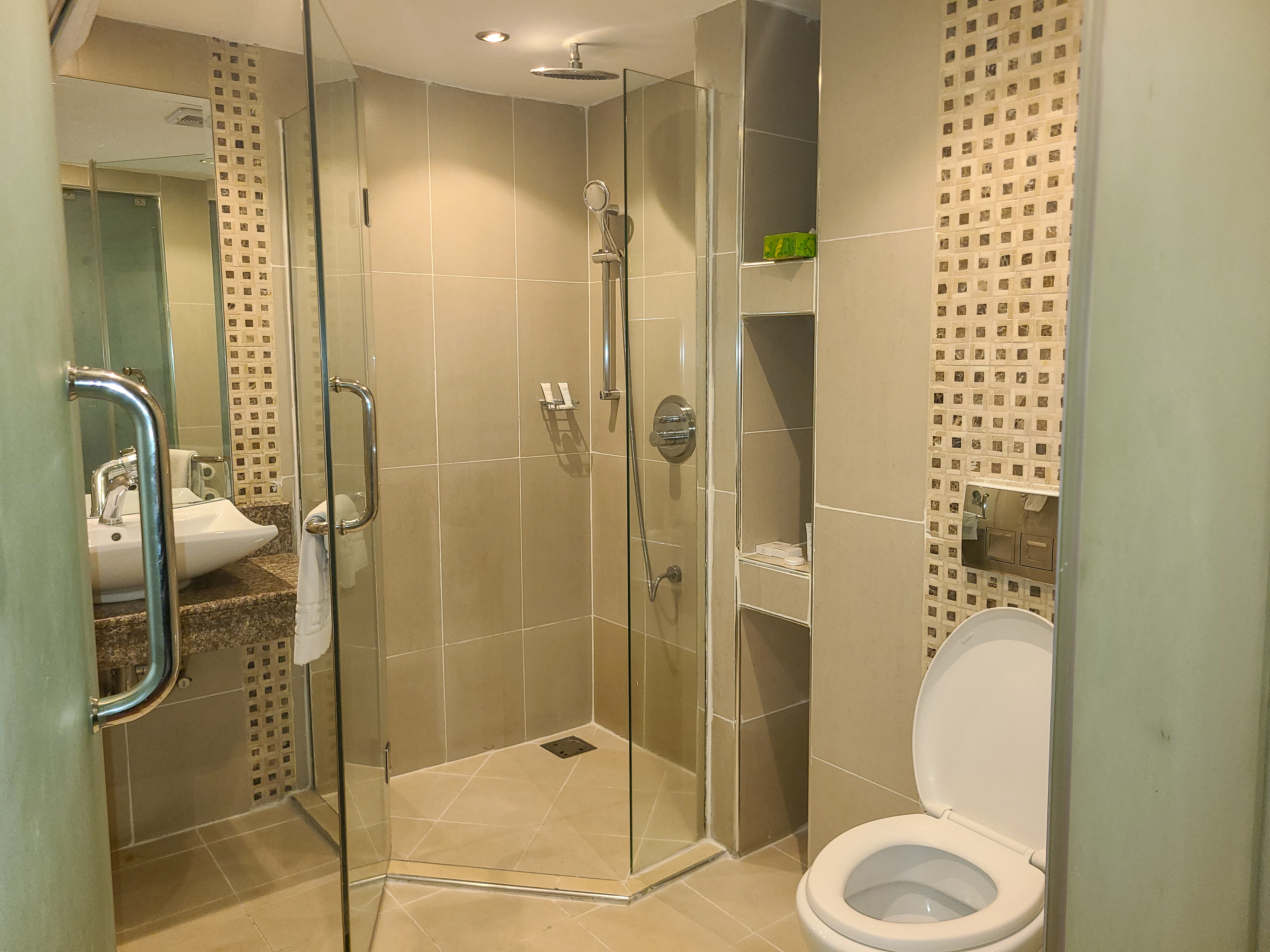 Ensuite bathroom for king the room